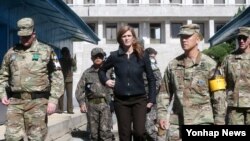 Duta Besar Amerika untuk PBB Samantha Power mengunjungi Zona Demiliterisasi di Panmunjom, di sisi Korea Selatan hari Minggu (9/10).