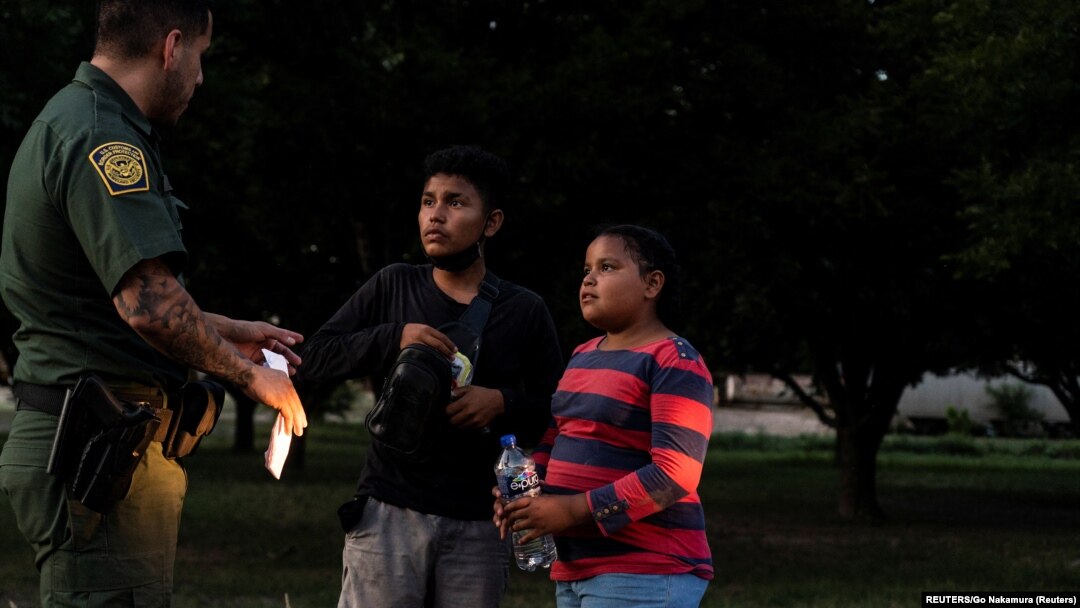 Deca migranti iz Hondurasa u Teksasu, posle prelaska granice SAD i Meksika, jul 2022. (REUTERS/Go Nakamura)