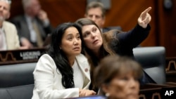 Las representantes estatales de Arizona, las demócratas Stephanie Stahl Hamilton y Lydia Hernandez, durante un debate en el Capitolio, el martes 4 de junio de 2024, en Phoenix. 