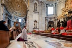 El papa Francisco se recuesta en oración antes de dirigir las celebraciones del Viernes Santo por la Pasión del Señor, en medio del brote de COVID-19, en la Basílica de San Pedro en el Vaticano, el 2 de abril de 2021.