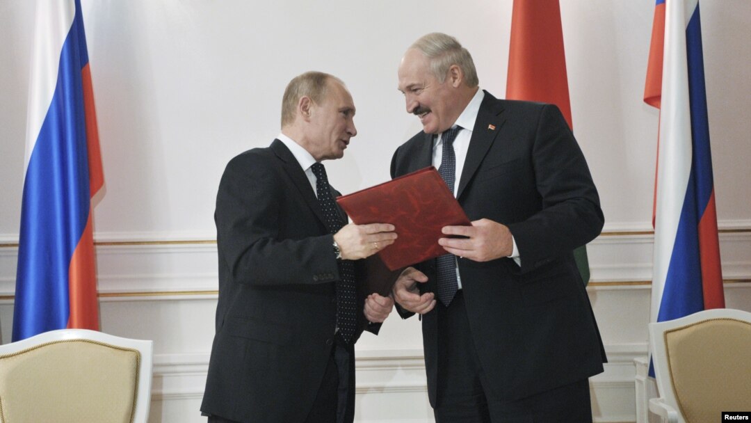 Presiden Belarus Alexander Lukashenko (kanan) dan Presiden Rusia Vladimir Putin dalam penandatanganan kerjasama di Minsk (31/5). Putin menjanjikan dukungan moral dan pinjaman dana bagi Belarus. 