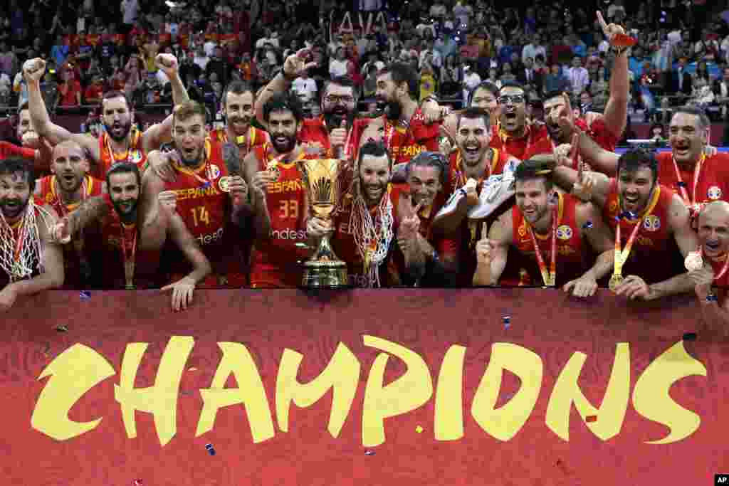 بازیکنان تیم اسپانیا بعد از غلبه بر آرژانتین قهرمانی جهان را در مسابقات بسکتبال چین جشن گرفته اند.&nbsp;