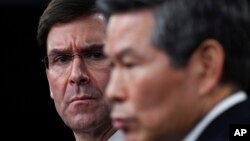 El secretario de Defensa de EE.UU., Mark Esper, (izquierda) escucha al ministro de Defensa de Corea del Sur, Jeong Kyeong-doo, durante una conferencia de prensa en el Pentágono el 24 de febrero de 2020.