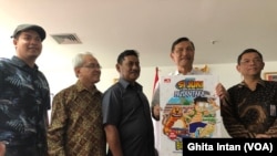 Menko Luhut Binsar Panjaitan, berfoto bersama Penulis Komik "Si Juki", Bupati Belitung dan pihak lainnya Peluncuran Komik “Si Juki “ di Kantor Kemenko Maritim, Jakarta, Jumat sore (21/6) (foto: VOA/Ghita Intan).