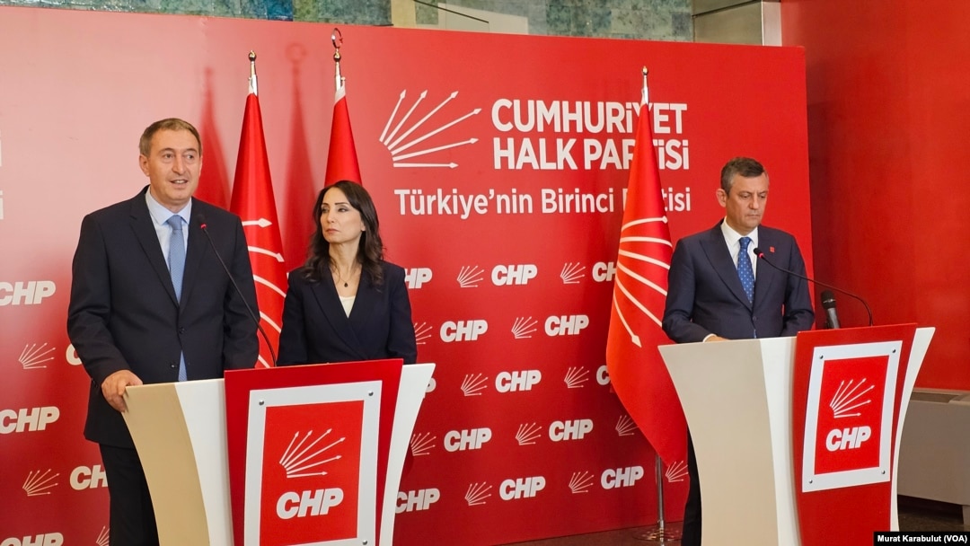 CHP Genel Başkanı Özgür Özel, DEM Parti Eş Genel Başkanları Tülay Hatimoğulları ve Tuncer Bakırhan ile ortak basın toplantısı düzenledi
