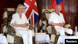 El rey Carlos III y la reina Camila asisten a una ceremonia oficial de bienvenida real "Ava" en la Universidad Nacional de Samoa el 24 de octubre de 2024 en Apia, Samoa.