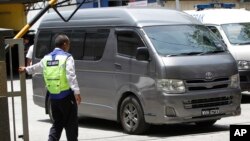 据信载有金正男遗体的汽车驶离马来西亚吉隆坡医院(2017年3月30日)