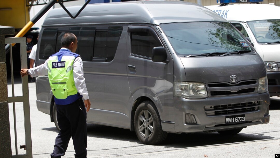 Mobil van yang membawa jenzaah Kim Jong Nam keluar dari rumah sakit di Kuala Lumpur, Malaysia, Kamis (30/7).