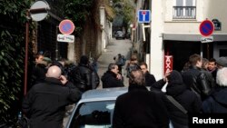 22일 니콜라스 사르코지 전 프랑스 대통령의 가택 앞에 모여든 기자단. 