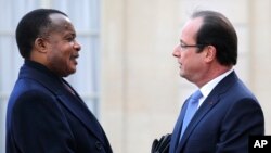 ARCHIVES - Le président congolais Denis Sassou Nguesso, à gauche, est accueilli par le président français François Hollande à l'Elysée à Paris, le vendredi 6 décembre 2013. 