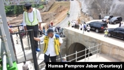 Menteri PUPR Basuki Hadimuljono sdan Gubernur Jawa Barat Ridwan Kamil saat meninjau Terowongan Nanjung di Kabupaten Bandung, 13 Januari 2020. (Foto: dok). 