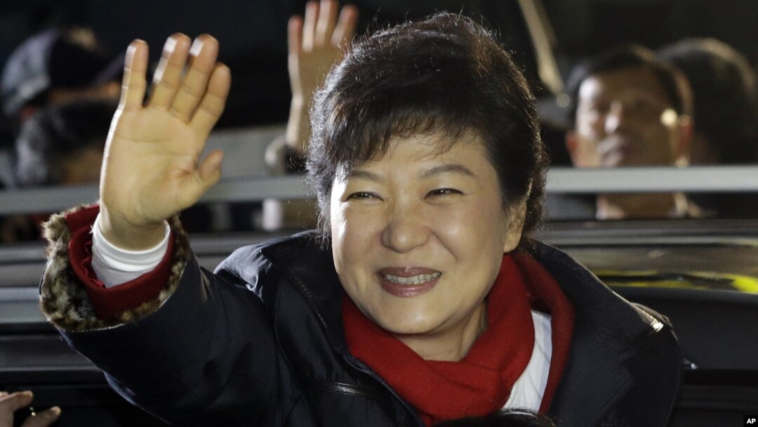 South Korea's presidential candidate Park Geun-hye of ruling Saenuri Party waves to her supporters near the party's head office in Seoul, South Korea, Dec. 19, 2012. 