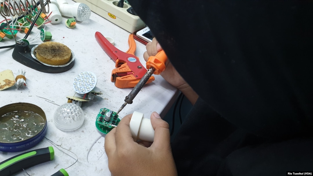 Seorang siswi SMK tengah magang di workshop lampu limar pesantren Darul Hidayah, Kota Bandung. (VOA/Rio Tuasikal)