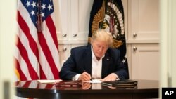 En esta imagen proporcionada por la Casa Blanca, el presidente Donald Trump trabaja en la suite presidencial del Hospital Militar Walter Reed, en Bethesda, Maryland. Sábado 3 de Oct. de 2020. Foto: Joyce N. Boghosian.