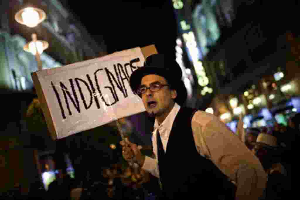 Un manifestante sostiene una pancarta durante una protesta en Madrid, 19 de mayo 2011.