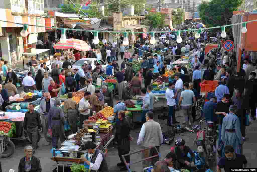 ئێوارانی مانگی ڕەمەزان بەهۆی بچووكی بازاڕەكەوە دەستگیرەكان هەموویان دەچنە ناو سەنتەری بازاڕی هەڵەبجە