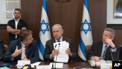 اسرائیل کے وزیراعظم نیتن یاہو یروشلم میں کابینہ اجلاس میں شریک ہیں، 17 جولائی2023، فوٹو اے پی 