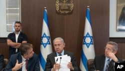 اسرائیلی وزیر اعظم اپن کابینہ کے وزرا کے ساتھ ۔اے پی فوٹو