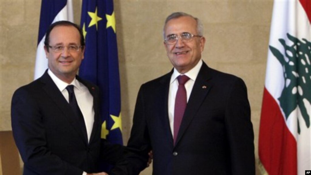 Presiden Lebanon Michel Suleiman (kanan) dan Presiden Perancis Francois Hollande berjabat tangan saat bertemu di Istana Kepresidenan Lebanon di Baabda, Beirut (4/11).