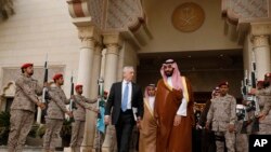 Menteri Pertahanan James Mattis (kiri) dan Menteri Pertahanan Arab Saudi Mohammed bin Salman (Kanan) meninggalkan Gedung Kementerian Pertahanan di Riyadh setelah melakukan pertemuan 19 April 2017. (Foto:dok)