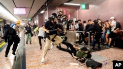 香港警察在港铁太子站殴打抗议者。（2019年8月31日）