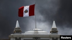 ARCHIVO - Vista general del Congreso Nacional de Perú, en Lima, el 13 de noviembre de 2024. La legislatura aprobó una medida que prohíbe el uso de minifaldas a sus trabajadoras en esa sede. 