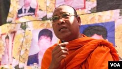 Venerable Loun Sovath, an award-winning human rights activist, attends the commemoration of the sixth anniversary of the violent crackdown on garment workers in Phnom Penh, Cambodia, January 3, 2020. (Hul Reaksmey/VOA Khmer) 