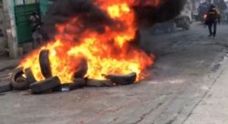 Tires burn in the middle of the street in defiance of a presidential decree which forbids such actions, in Port-au-Prince, Haiti, Dec. 10, 2020. (Renan Toussaint/VOA)