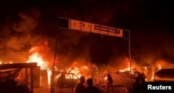 El fuego se desata tras un ataque israelí en una zona designada para palestinos desplazados, en medio del conflicto en curso entre Israel y Hamás, en Rafah, en el sur de la Franja de Gaza, imagen tomada de un vídeo, el 26 de mayo de 2024.