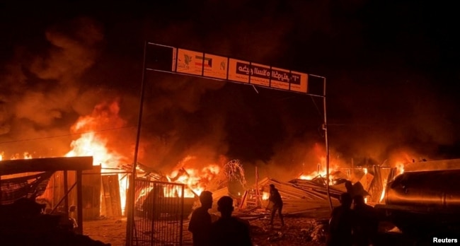 Kebakaran besar berkobar menyusul serangan udara Israel di wilayah yang diperuntukkan bagi para pengungsi Palestina di kota Rafah, Jalur Gaza selatan Minggu (26/5).