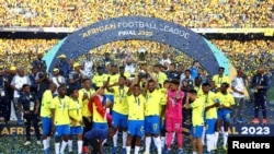 Mamelodi Sundowns players celebrate with the trophy after winning the African Football League Final over Wydad Casablanca of Morocco at the Loftus Versfeld Stadium, Pretoria, South Africa on November 12, 2023