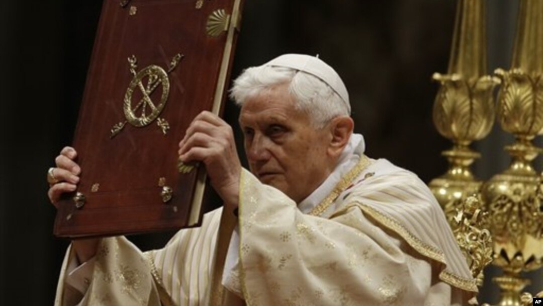 Paus Benediktus memimpin misa Malam Natal di Basilika St. Peter, Vatikan, 24 Desember 2012. (Foto: AP)