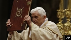 Paus Benediktus memimpin misa Malam Natal di Basilika St. Peter, Vatikan, 24 Desember 2012. (Foto: AP)