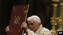 Paparoma Benedict yana gudanar da taron ibada na jajiberen Kirsimeti a fadarsa ta Vatican, litinin 24 Disamba 2012