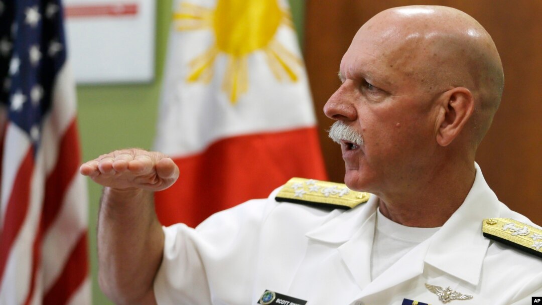 美軍太平洋艦隊司令海軍上將斯威夫特7月17日在馬尼拉接受記者訪問資料照。