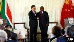 Le président chinois Xi Jinping et le président sud-africain Cyril Ramaphosa après une conférence de presse après leur rencontre à l'Union Building à Pretoria, le 24 juillet 2018.