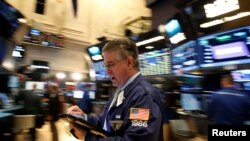 El índice Dow Jones y el Nasdaq también cerraron en alza.