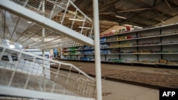 Des étagères vides, y compris celles pour le pain, dans un magasin d'épicerie à Harare, alors que le Zimbabwe connaît de nouvelles pénuries, le 9 octobre 2018.