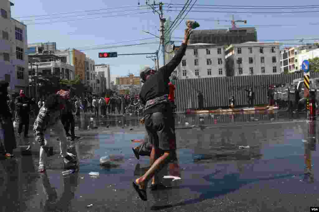 Protesters clash with riot police in Mandalay, Myanmar, Feb. 9, 2021. (Credit: VOA Burmese Service)