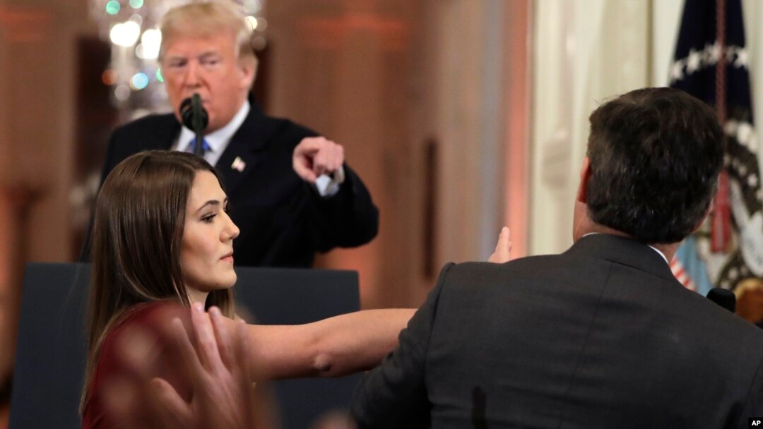 Predsjednik Tramp i novinar Jim Acosta na press konferenciji 7. novembra 2018. godine, dan poslije izbora za Kongres. 