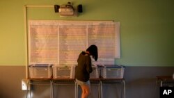 Une femme vote dans un bureau de vote lors des élections présidentielles à Santiago, au Chili, le 21 novembre 2021.