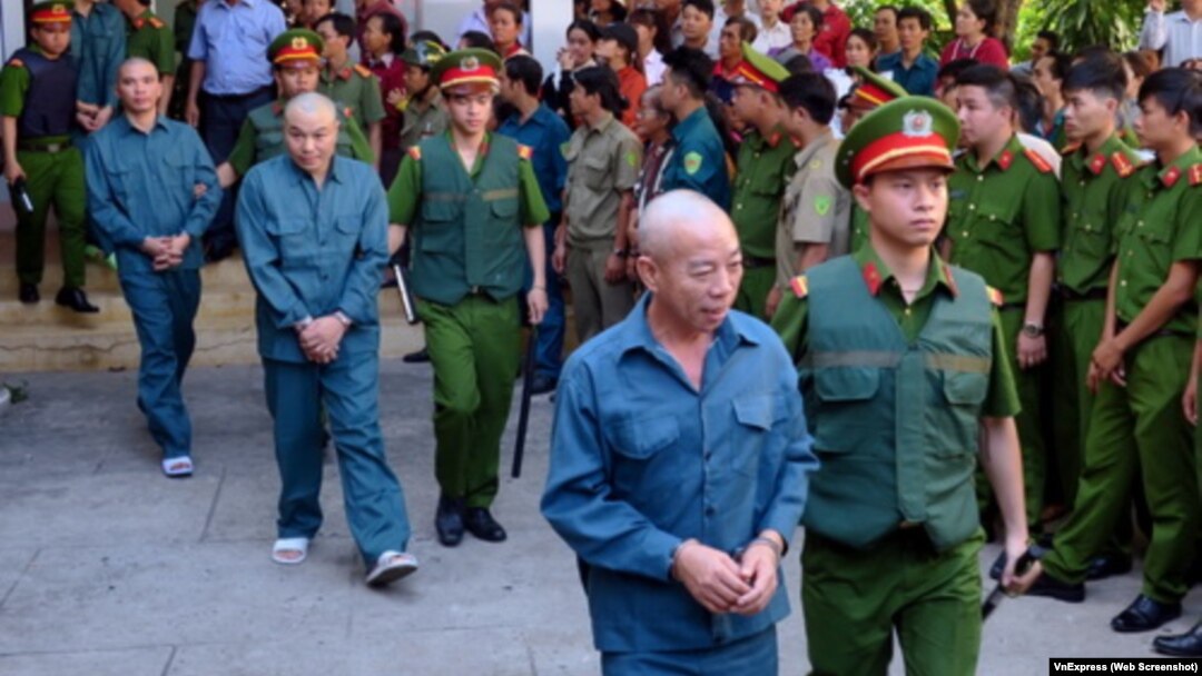 Những người biểu tình bị dẫn giải đi sau phiên xử sơ thẩm ngày 1/11/2018.