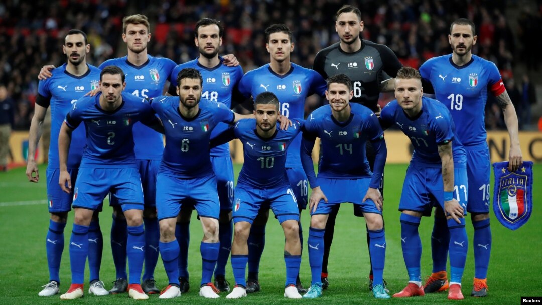 Tim sepak bola nasional Italia berpose sebelum pertandingan persahabatan melawan Inggris di Stadion Wembley, London, 27 Maret 2018.