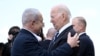 (FILES) Waziri Mkuu wa Israel Benjamin Netanyahu, kushoto, akisalimiana na Rais wa Marekani Joe Biden wakati alipowasili Tel Aviv October 18, 2023.