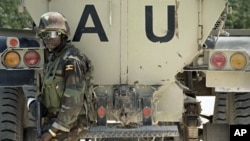 A Ugandan soldier serving with the African Union Mission in Somalia (AMISOM) stands at the back of an armored fighting vehicle near the front line in the Yaaqshiid District of northern Mogadishu, Somalia. (file photo)