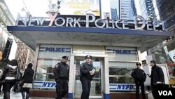 Petugas polisi di kota New York melakukan penjagaan ketat di daerah Times Square menjelang perayaan tahun baru.