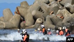 Pasukan penjaga pantai Jepang mencari korban yang hilang di pantai pulau Izu Oshima akibat topan Wipha (17/10). Pulau ini hari Rabu (23/10) kembali bersiap menghadapi taifun Francisco.