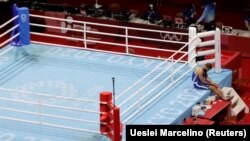 Petinju Mourad Aliev dari Perancis menolak untuk meninggalkan ring setelah wasit mendiskualifikasi dalam pertandingan dengan Cheavon Clarke dari Inggris dalam nomor Super Heavyweight di Olimpiade Tokyo, 1 Agustus 2021. (Foto: Ueslei Marcelino/Reuters) 