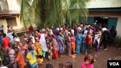 Les électeurs font la queue devant un bureau de vote à Conakry, en Guinée, le 11 0ctobre, 2015. (Photo: C. Stein)