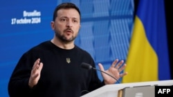 Presiden Ukraina Volodymyr Zelenskyy memberikan konferensi pers di sela KTT Uni Eropa di Brussel, Kamis (17/10). 